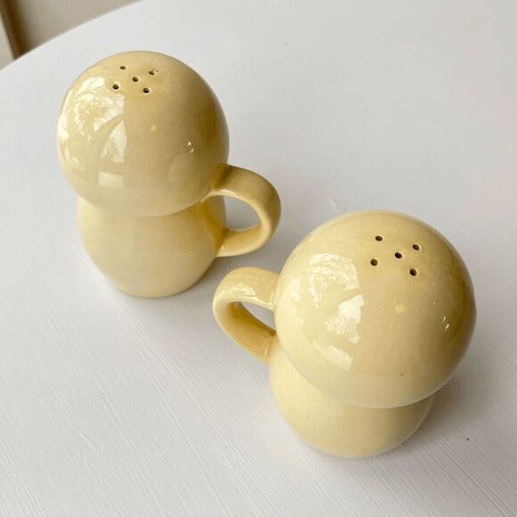 Vintage 70s Cream Ceramic Mushroom Salt & Pepper Shakers with Handles - Picture 7 of 10